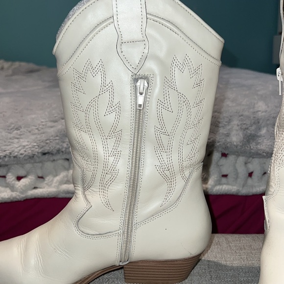 (8 1/2) White Cowboy Boots - Picture 2 of 4